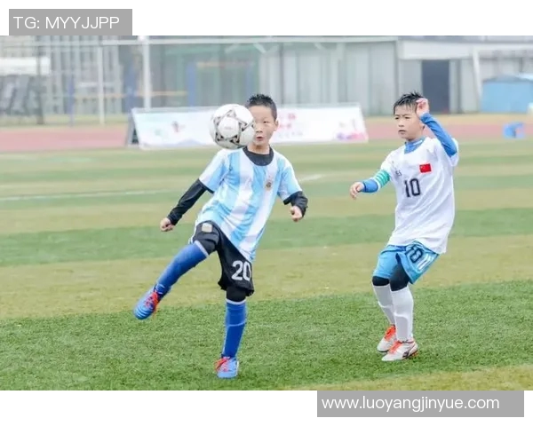 爆炸卷发足球球星赛场追风少年展现激情斗志与无限魅力