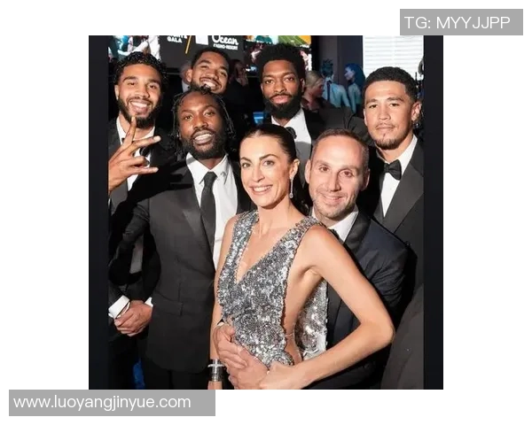 足球巨星的日常：从晨跑到晚宴，揭秘球员的一天生活全纪录