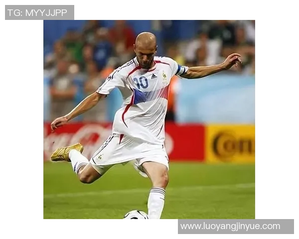 模仿足球球星滑铲动作的球员是谁他如何借此技巧提升比赛表现