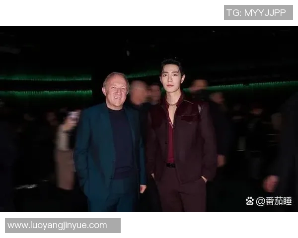 足球明星化身老年人打球展现别样风采引发热议